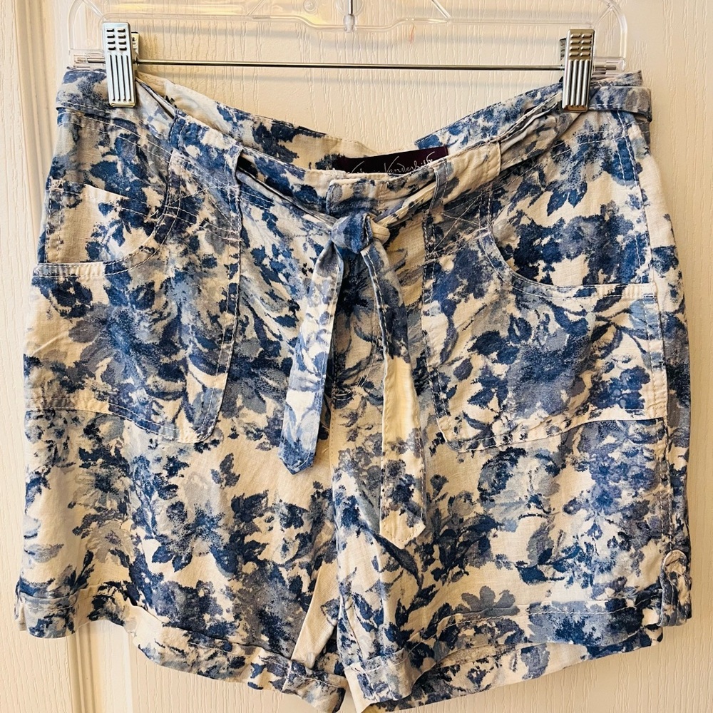 Gloria Vanderbilt linen shorts, size 8.  Delft style